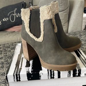 NIB dolce vita army green boots with cream shag accent
